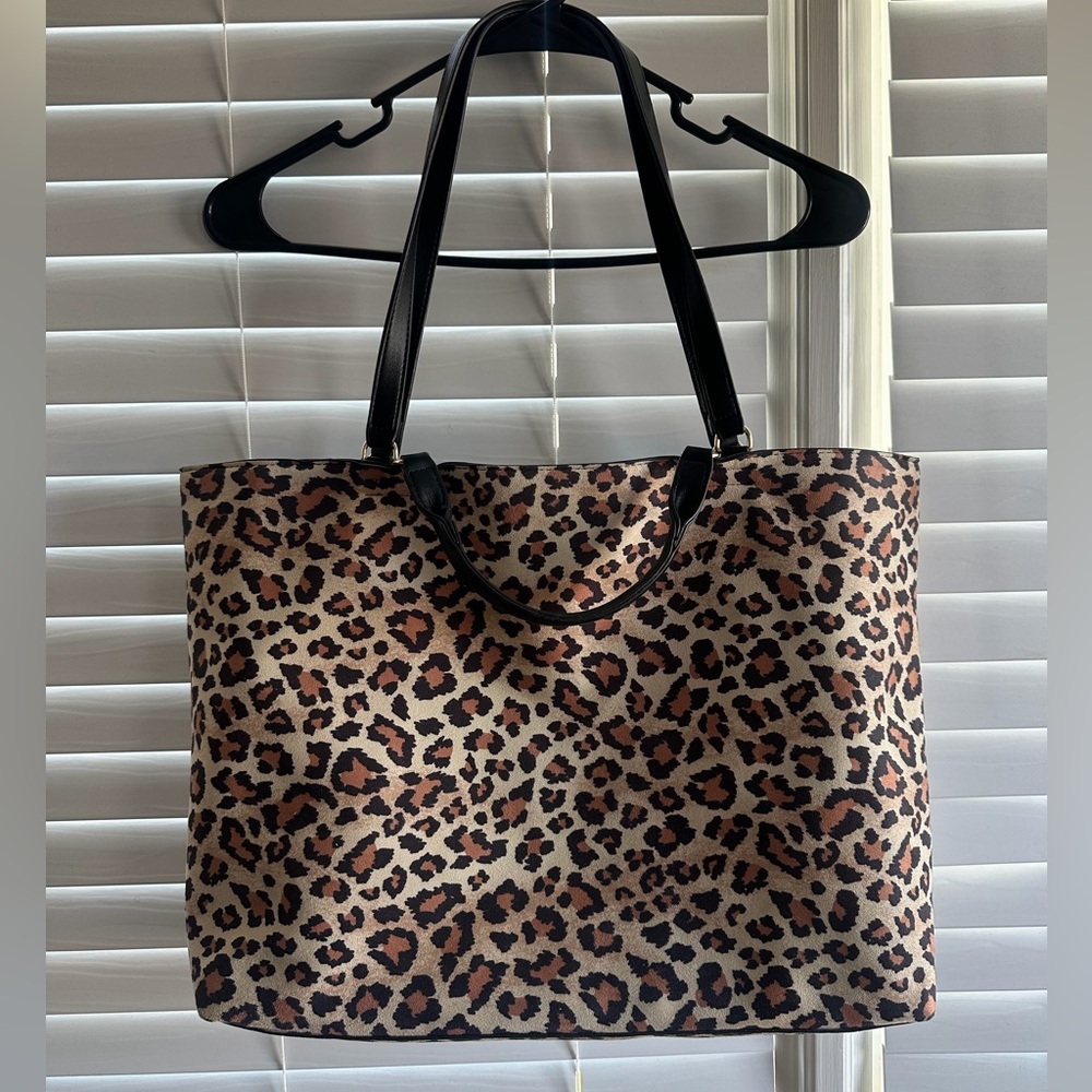 Chic Leopard Print Tote with Black Accents 🤎🖤 Best Offer Accepted!